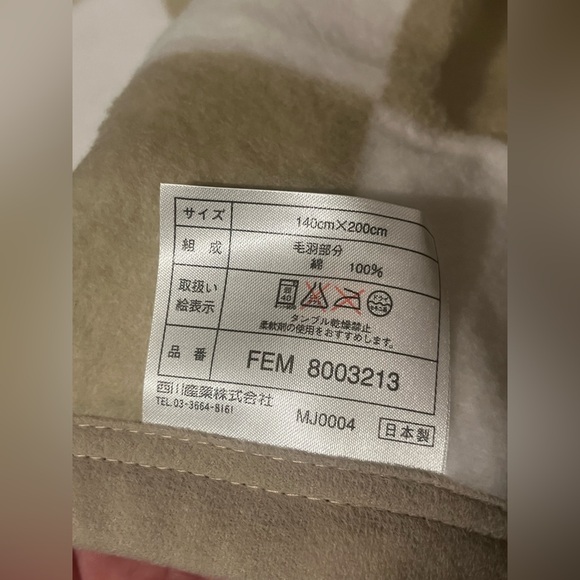 NIB: CELINE Checkered Throw Blanket w/ Triomphe Logo, Tan/White, 4' 7" × 6' 7" - Picture 5 of 7